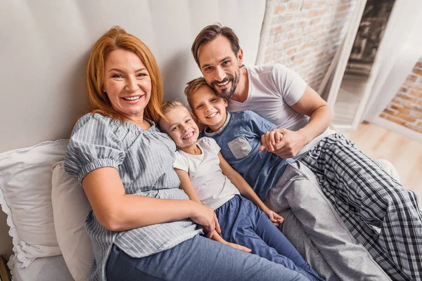 Familia feliz de cuatro en casa — Foto de Stock