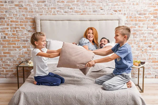 Familia joven siendo juguetona en casa — Foto de Stock