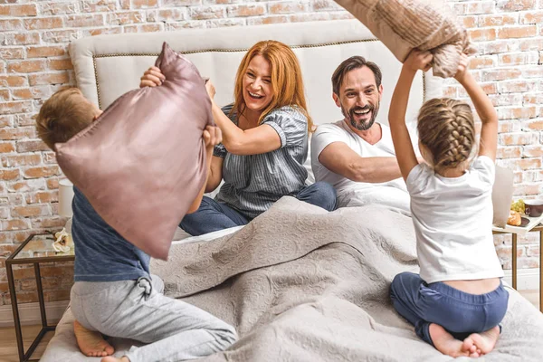 Familia joven siendo juguetona en casa —  Fotos de Stock