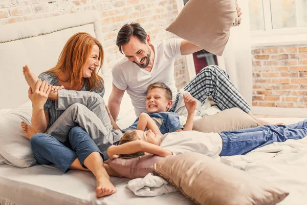 Evde genç bir aile eğleniyor. — Stok fotoğraf