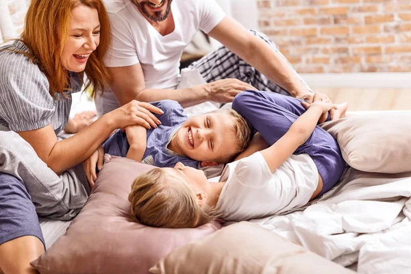Молодая семья веселится дома — стоковое фото