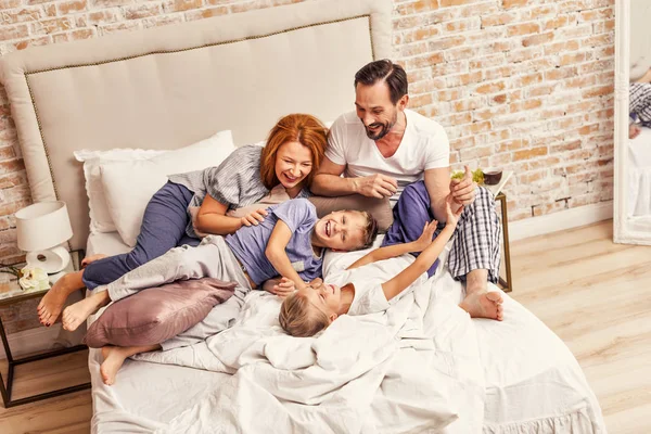 Jong gezin speels thuis — Stockfoto