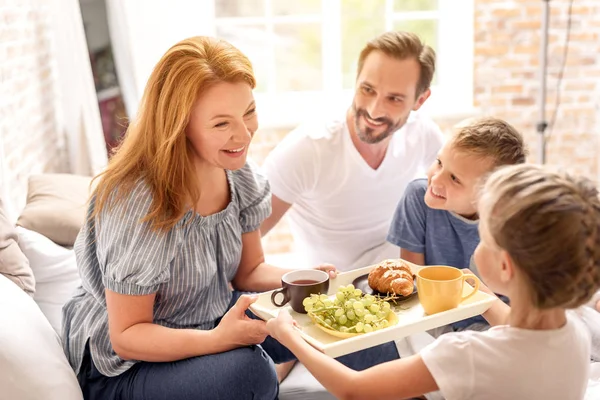 Семья завтракает дома — стоковое фото