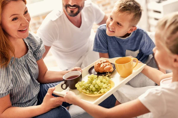 Familia desayunando en casa —  Fotos de Stock