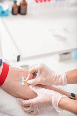 Klinik analizi yapan erkek