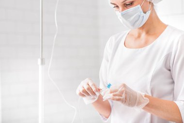 Deneyimli pratisyen damlalık koyarak