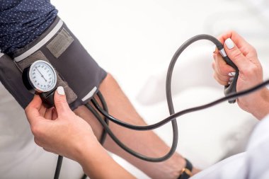 Doktor erkek darbe cihazı ile kontrol