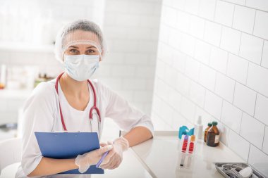 Deneyimli laboratuvarda çalışan pratisyen