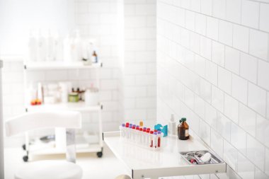 Kırmızı sıvı Laboratuarda örnekleri