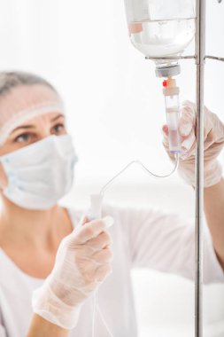 Profesyonel doktor ekipman bırakma yordamı için hazırlanıyor