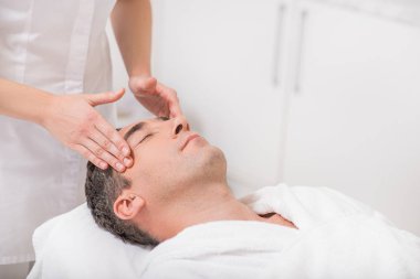 Güzellik salonunda muamele orta yaşlı erkek istemci
