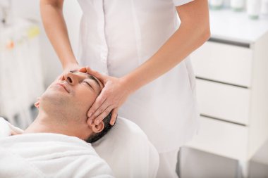 İşadamı rahatlatıcı Spa Masaj sırasında