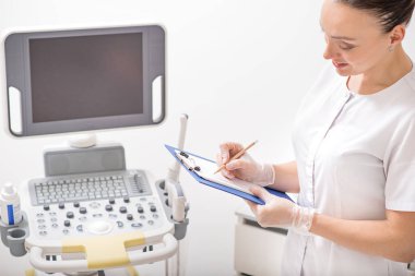 Notlar ultrason cihazı yakınındaki güzellik uzmanı