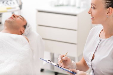 Usta hekim muayene hasta daha önce terapi