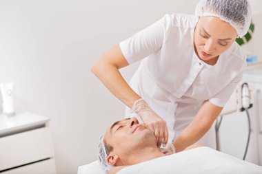 Gençleştirme tedavisi gören profesyonel güzellik uzmanı