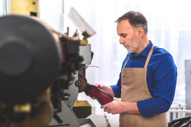 bir önyükleme alt taşlama