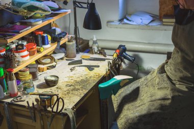 çalışma tablosu, bir ayakkabıcı