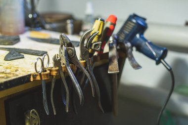 bir tabloda metalik araçları