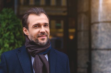 Kendine güvenen adam onun mutluluğu ifade