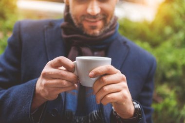 Neşeli işadamı sıcak içecek keyfi