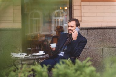 Kafede Smartphone kullanan kaygısız adam