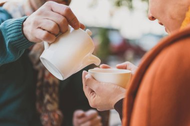 Mutlu aşıklar sıcak içecek keyfi