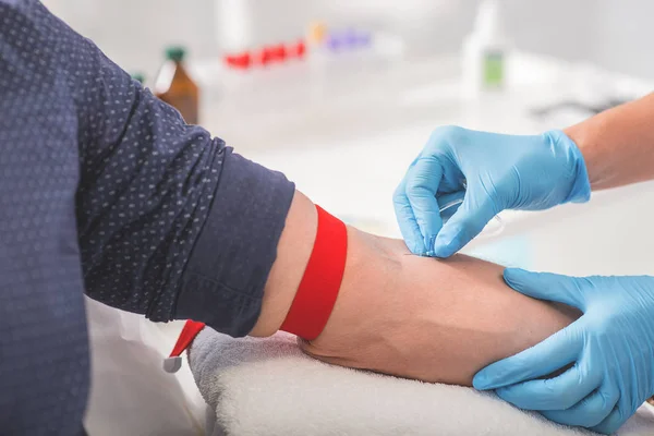 Чоловік, який збирає кров у лікарні — стокове фото