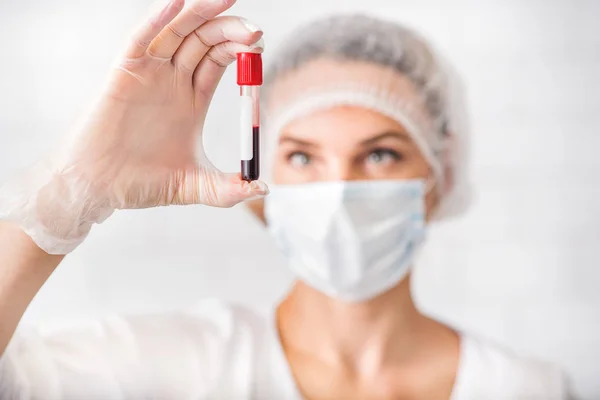 Médico geral profissional analisando sangue humano — Fotografia de Stock