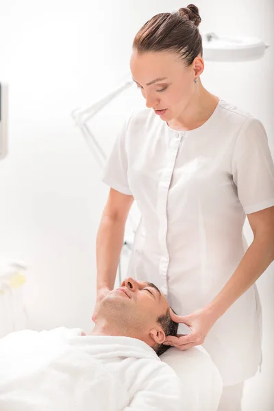 Professionell kosmetolog gör massage för klient — Stockfoto