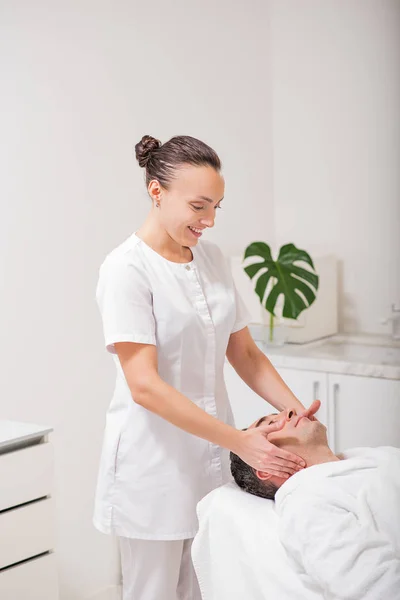 Gärna kvinnliga kosmetolog gör ansiktsmassage — Stockfoto