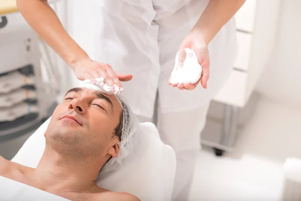 Senior male klienten att få Ansiktsbehandling hudvård behandling — Stockfoto