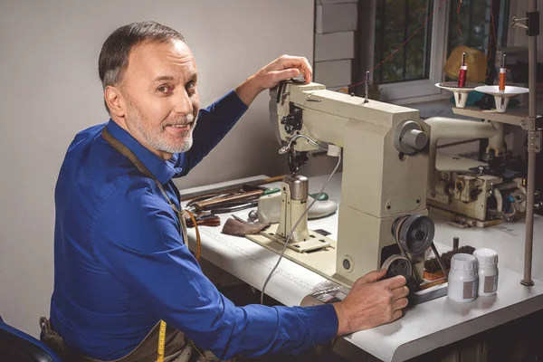 Ευτυχισμένος ράφτης εργάζονται στο μηχάνημα — Φωτογραφία Αρχείου