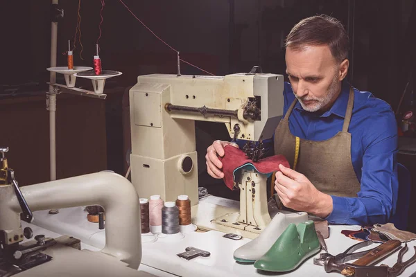 Empregado fazendo sapatos na máquina de costura — Fotografia de Stock