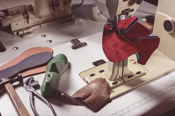 Utrustning för att göra skon på ett bord — Stockfoto