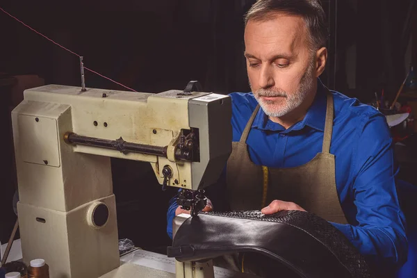 Bootmaker trabalhando com um par de sapatos — Fotografia de Stock