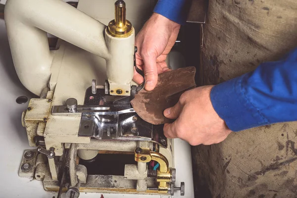 Läder slipning på fabriken — Stockfoto