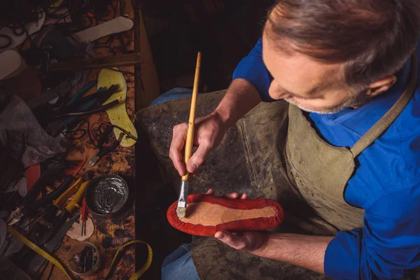 Hombre de negocios trabajando duro en su taller — Foto de Stock