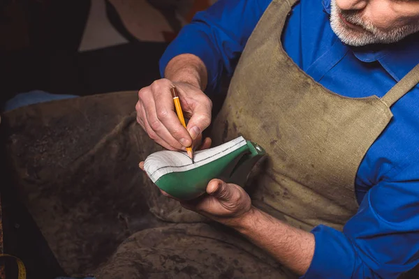 Artesano haciendo detalles para un nuevo calzado — Foto de Stock