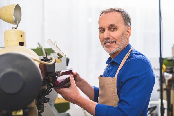 Fabricante de botas elegante sorrindo no trabalho — Fotografia de Stock