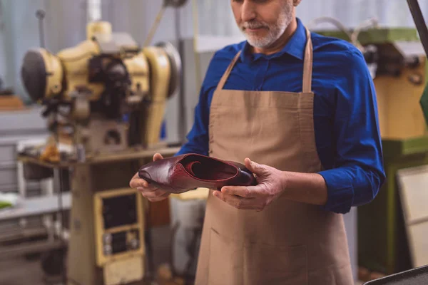 Handyman innehav en lyxig sko — Stockfoto