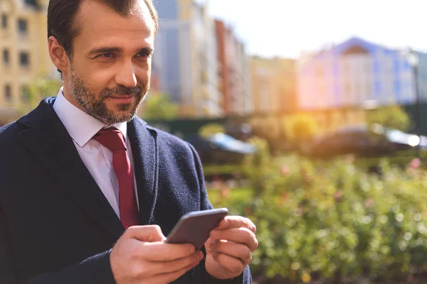 Uomo gioioso rilassante dopo il lavoro — Foto Stock