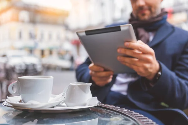 Uomo d'affari che utilizza la tecnologia moderna in pausa — Foto Stock