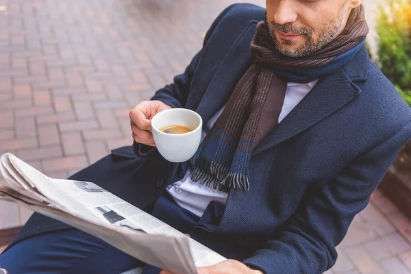 Rilassato uomo lettura della carta all'aperto — Foto Stock