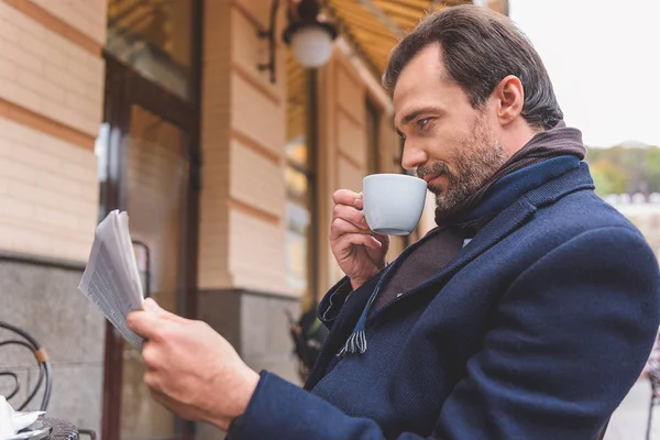 Vrolijke zakenman maken vakantie in cafetaria — Stockfoto