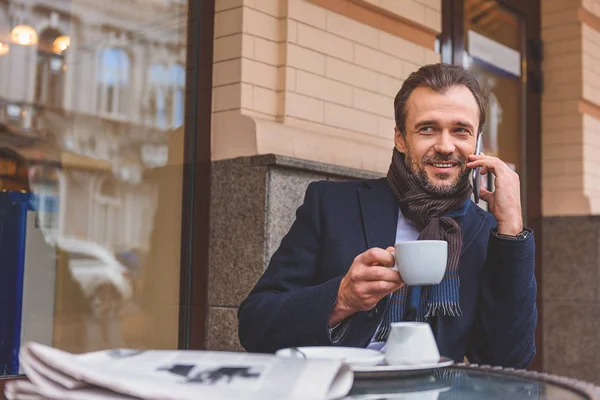 Uomo d'affari rilassato facendo pausa caffè — Foto Stock