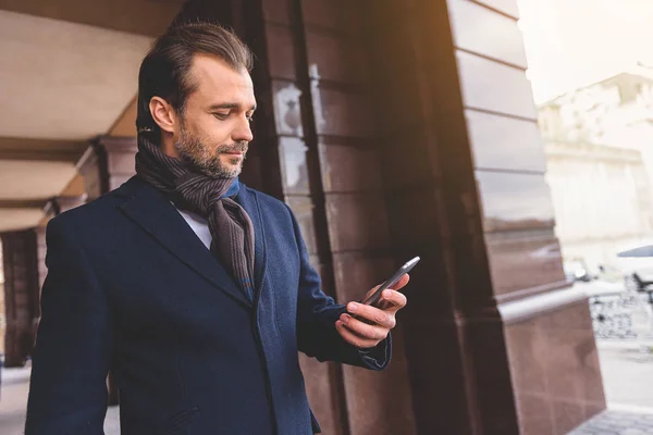 Uomo sicuro di sé utilizzando il telefono cellulare — Foto Stock