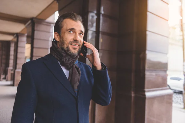 Homme joyeux réalisant affaire par téléphone — Photo