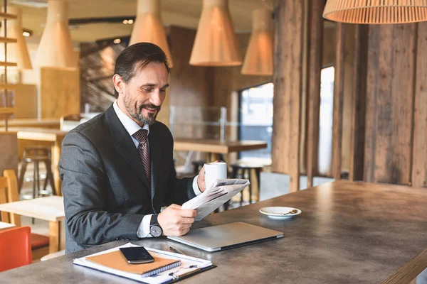 Hombre de negocios alegre haciendo un descanso en el restaurante — Foto de Stock