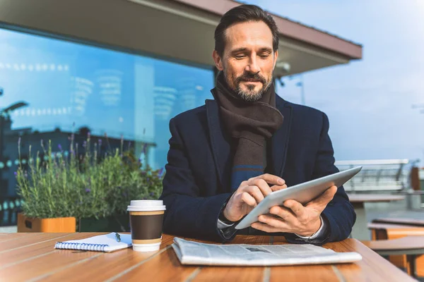 Uomo allegro divertente con gadget nel caffè — Foto Stock