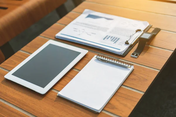 Gadgets y documentos para el trabajo empresarial —  Fotos de Stock